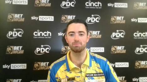Luke Humphries qualifiziert sich nach seinem Heimsieg in Leeds für die Playoffs in London, feiert aber aus einem bestimmten Grund nicht. Im SPORT1-Interview verrät er warum.