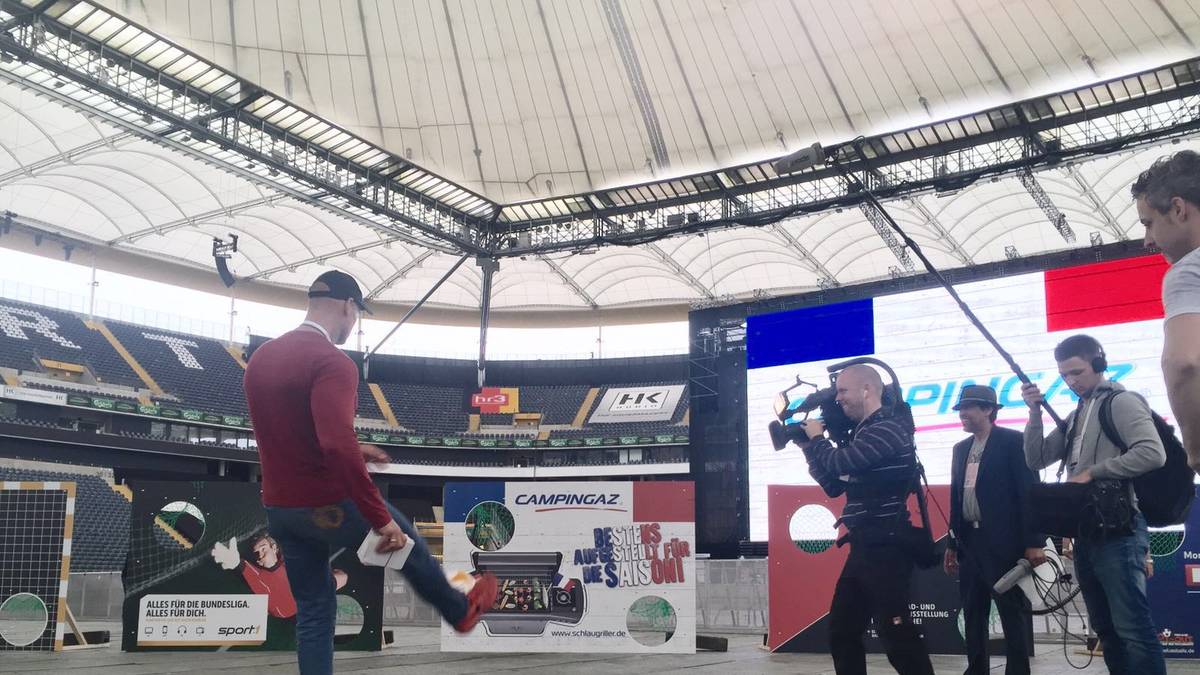 Thorsten Legat versucht sich an der Torwand.