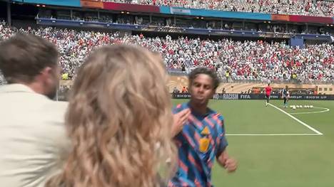 Lamine Yamal begrüßt Thomas Müller an der Seitenlinie vor dem WM-Finale zwischen Argentinien und Spanien. Der TV-Experte witzelt im Anschluss. 