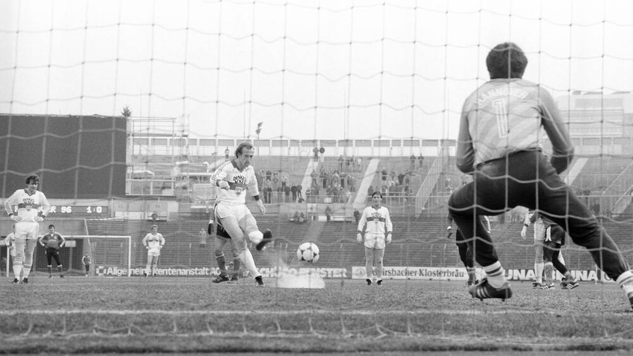 Michael Nushöhr (l.) vom VfB Stuttgart verwandelte drei Elfmeter in einem Bundesligaspiel