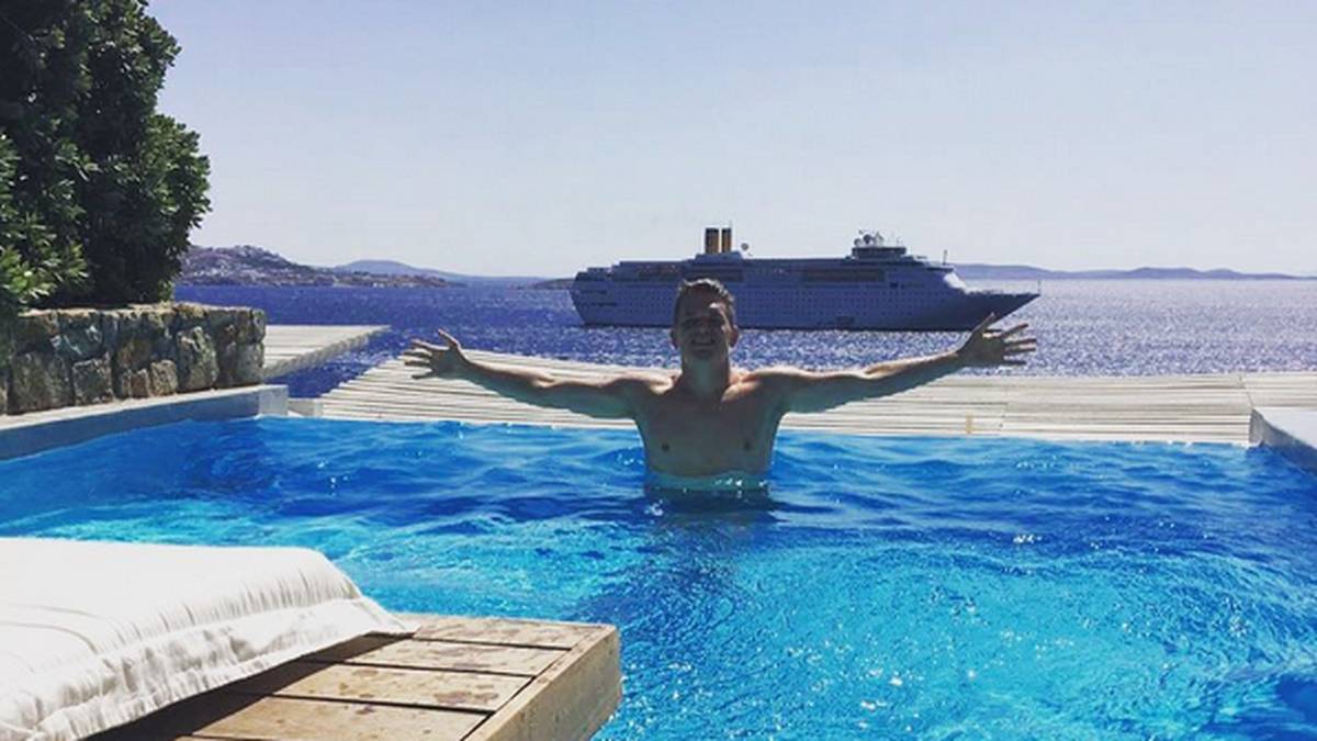Bevor der Neu-Gladbacher in die Saisonvorbereitung startet, nutzt Matthias Ginter seinen Urlaub um die Batterien wieder aufzuladen. Und wo kann man das besser als in einem Pool mit Meer- und Schiffsblick