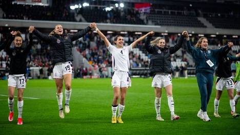 Deutsche Nationalspielerinnen treten vor dem Spiel gegen Island mit neuem Outfit auf und setzen ein Zeichen