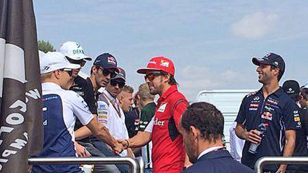 Dabei hatte er vor dem Rennen noch Glückwünsche von Fernando Alonso entgegengenommen. Das Williams-Team gab nämlich bekannt, auch in der nächsten Saison auf das Duo Bottas/Massa zu setzen (Copyright: twitter@WilliamsRacing)