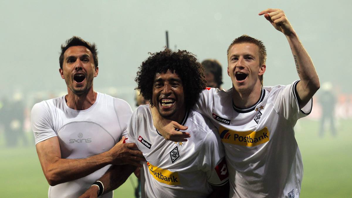 In seiner zweiten Gladbacher Saison muss Reus lange um den Klassenverbleib bangen. Gladbach rettet sich erst in der Relegation. Reus erzielt gegen den VfL Bochum das entscheidende Tor zum Klassenerhalt. Er kann deshalb mit Martin Stranzl (l.) und Dante feiern 