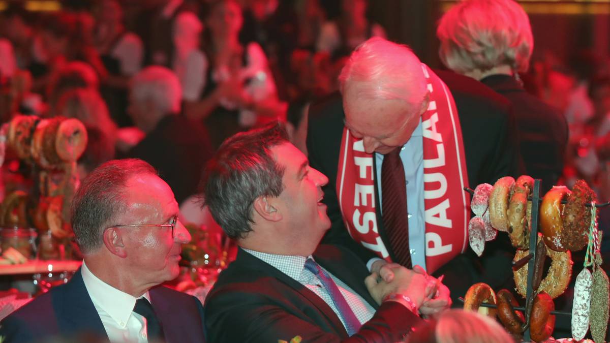 Im Inneren ist neben der Klub- auch die bayerische Politprominenz vertreten. Ex-Ministerpräsident Edmund Stoiber (r.), heute Aufsichtsrat des Klubs, begrüßt seinen Nach-Nachfolger Markus Söder
