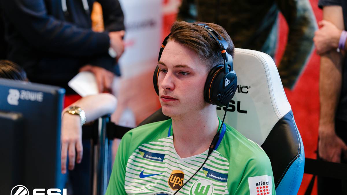 Plart 44 - Timo "TimoX" Siep (PS4/1164 Punkte): Der Gamer des VfL Wolfsburg durfte beim deutschen Computerspielpreis als Laudator einen Preis an das beste internationale Multiplayer-Spiel vergeben