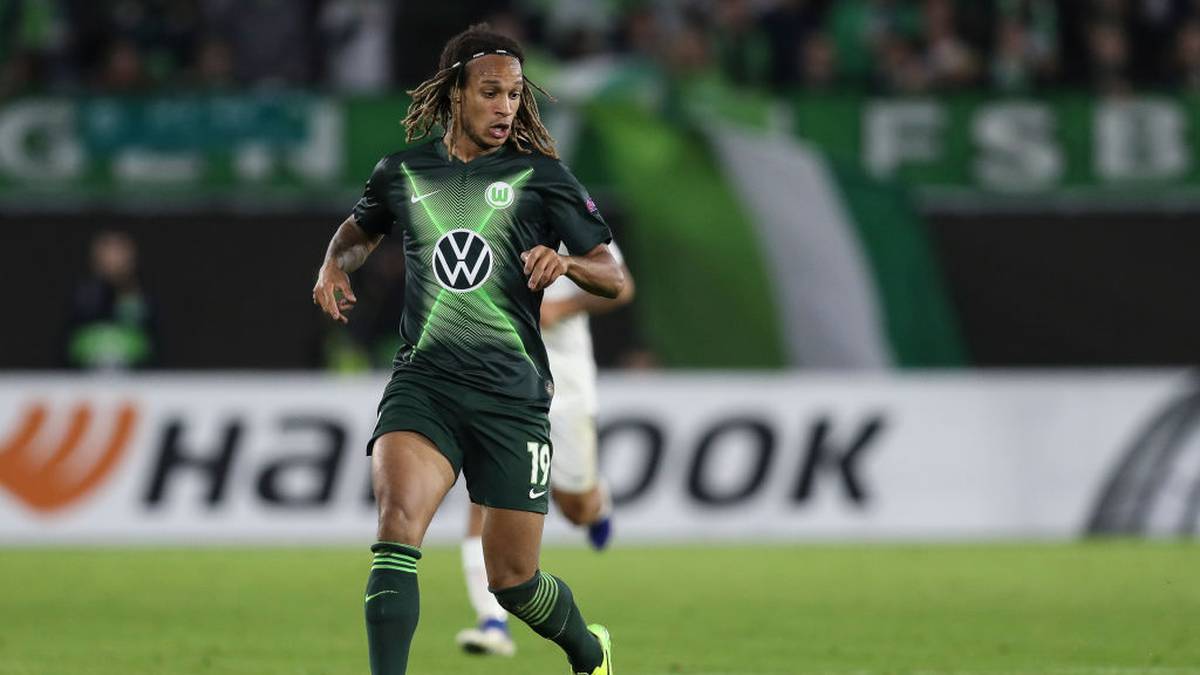 Der Schweizer Kevin Mbabu (Bild) spielte bis zum Dezember kaum eine Rolle, entwickelte sich nun aber zum Stammspieler auf rechts. Paul Otávio lief in der aktuellen Saison erst ein einziges Mal für die Wölfe auf und dient lediglich als Ergänzung. Linksaußen Joao Victor wurde hingegen in 16 Spielen eingesetzt. Der Brasilianer wird immer gefährlicher