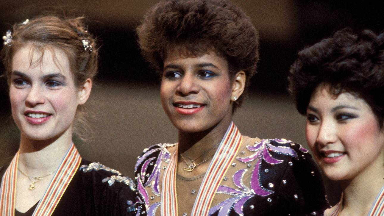 Debi Thomas (M.) wurde 1986 Weltmeisterin vor Katarina Witt (l.)