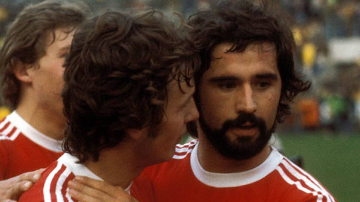 PLATZ 5: DIE LÄNGSTE TORSERIE. In dieser Wertung liegt Robert Lewandowski immerhin schon auf Rang zwei. Von Dezember 2012 bis April 2013 erzielt er für Dortmund in jedem Ligaspiel einen Treffer - fünf Monate am Stück. Das kann nur Gerd Müller überbieten. Der Bomber der Nation erzielt für Bayern in der Saison 69/70 Tore am Fließband - von September 69 bis März 1970 sogar in jeder Bundesliga-Partie hintereinander