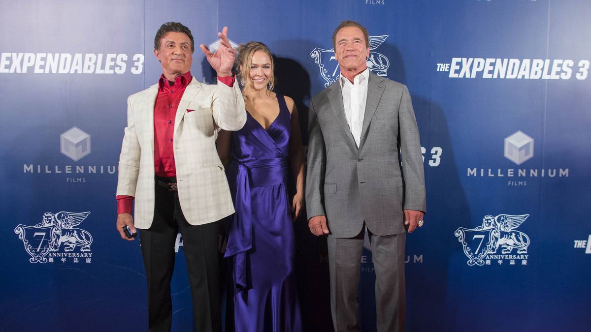 Die Fans lieben Rousey, weil sie sowohl eine extrem toughe, als auch eine sehr elegante Seite zeigen kann - hier inmitten von Sylvester Stallone und Arnold Schwarzenegger