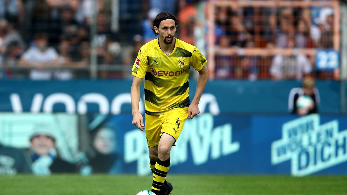 NEVEN SUBOTIC: Noch immer ist seine Zukunft in Dortmund offen. Dennoch ließ ihn Bosz immer wieder im Abwehrzentrum ran. Subotic glänzte nicht, machte seine Sache aber immer gewohnt solide. Fest steht: Er nimmt den Kampf an, gibt im Training Vollgas und sagt: "Das ist die wichtigste Vorbereitung meiner Karriere." SPORT1-Note 3