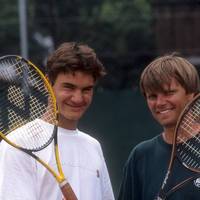 Am 23. April 2000 verkündet Tennis-Star Roger Federer, wer sein neuer Trainer werden soll. Die Entscheidung zwischen Peter Carter und Peter Lundgren sollte seine gesamte Karriere prägen.
