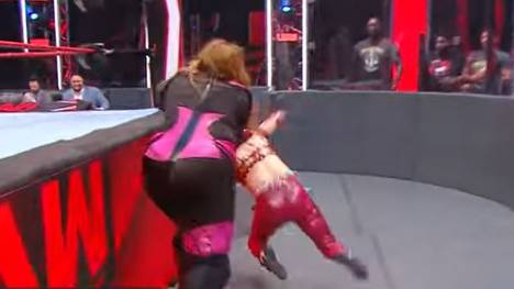 Kairi Sane (r.) crashte gegen Nia Jax mit dem Kopf gegen die Ringtreppe