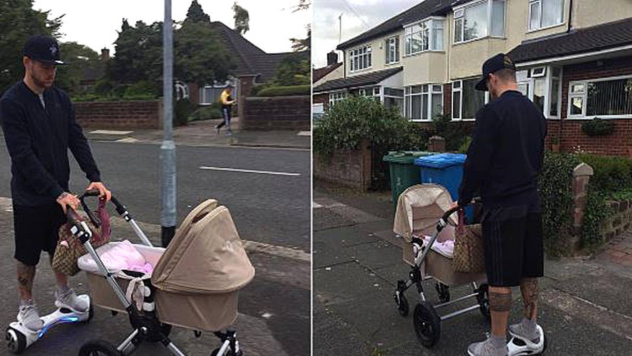 So irre schiebt Klopps Spieler den Kinderwagen