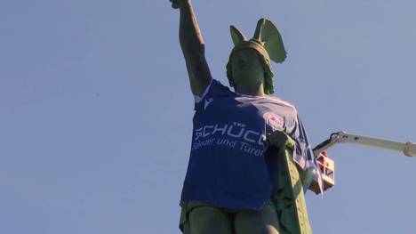 Spektakuläre Aktion in Detmold. Das Hermannsdenkmal trägt kurz vor dem DFB-Pokalfinale ein Riesen-Arminia-Trikot.
