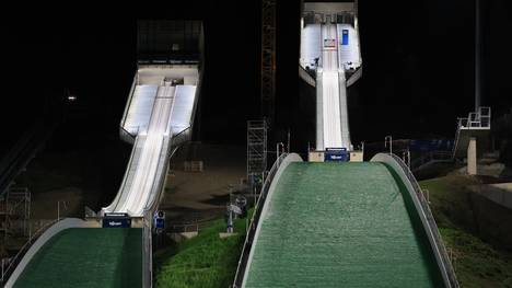 Die neue Schanze in Predazzo sorgt für Sicherheitsdiskussionen vor Olympia 2026. Aktive Skispringerinnen und Skispringer ordnen diese Gefahr ein.