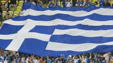 Die Krise in Griechenland bedroht jetzt auch den Fußball-A giant flag of Greece's national footba