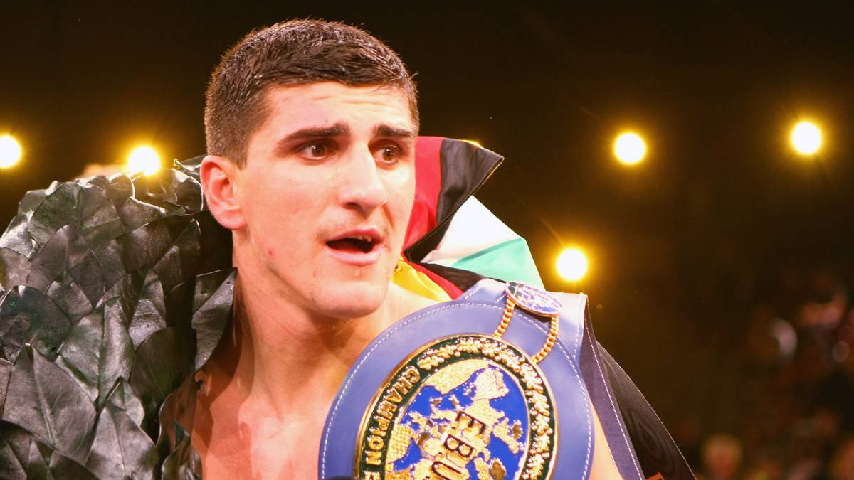 Nur ein Jahr später gewinnt Huck unter kuriosen Umständen den EU-Titel der EBU im Cruisergewicht. Nach zwei absichtlichen Kopfstößen seines Gegners Pietro Aurino revanchiert er sich mit einem Knietritt. Der Italiener fühlt sich von der Zwei-Punkte-Strafe benachteiligt. Er verlässt wütend den Ring, was eine Disqualifikation zur Folge hat