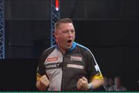 Chris Dobey dreht die Partie gegen Dimitri van den Bergh und beendet das letzte Leg mit einem Bulls-Eye-Finish. 