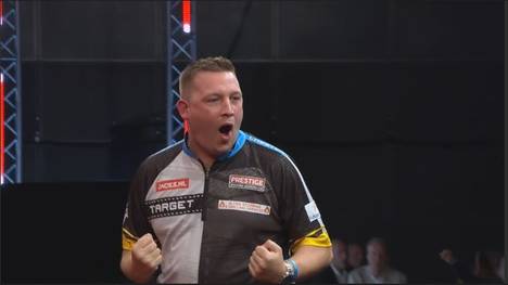 Chris Dobey dreht die Partie gegen Dimitri van den Bergh und beendet das letzte Leg mit einem Bulls-Eye-Finish. 