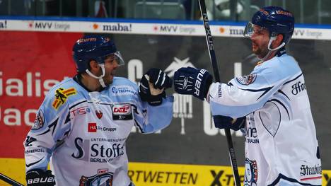 Dylan Yeo (r.) spielte seit 2014 bei den Straubing Tigers