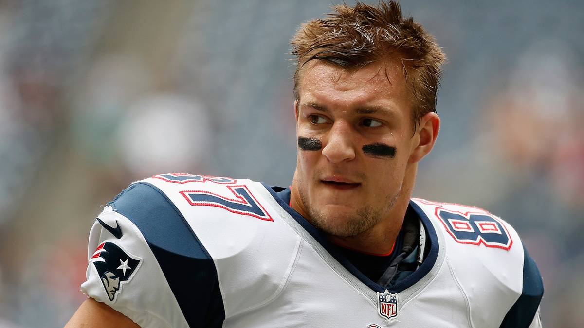 Doch Verletzungen bremsten Gronkowski in seiner dritten Saison immer wieder aus, sodass er lediglich elf Partien bestreiten konnte. Dennoch war er der erste Tight End, der in drei aufeinanderfolgenden Spielzeiten mindestens zehn Touchdowns erreichte