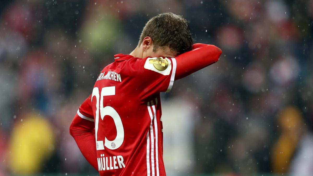 Thomas Müllers Lieblingsposition ist die Position hinter den Spitzen auch nicht. Sowieso geht bei dem Weltmeister in dieser Saison wenig, lediglich acht Tore gelangen dem 27-Jährigen in 38 Einsätzen. Zuletzt saß Müller oftmals nur auf der Bank