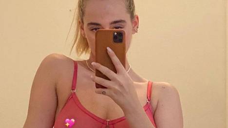 St. Pauli-Star Simon Makienok und seine Freundin Ida-Sophia Petersen sind ein schillerndes Paar. Jetzt sorgt die schöne Blondine mit einem Instagram Post für Aufsehen, indem sie leicht bekleidet für einen Gleitmittelhersteller wirbt.