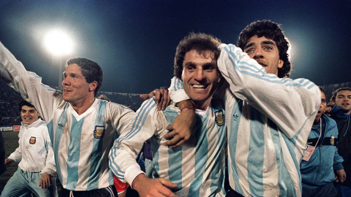 Der Erfolg lässt nicht lange auf sich warten: "El Cholo" wird das erste Mal bereits mit 18 Jahren in die Nationalmannschaft Argentiniens berufen. Mit der Albiceleste gewinnt er Anfang der 1990er Jahre zweimal die Copa America