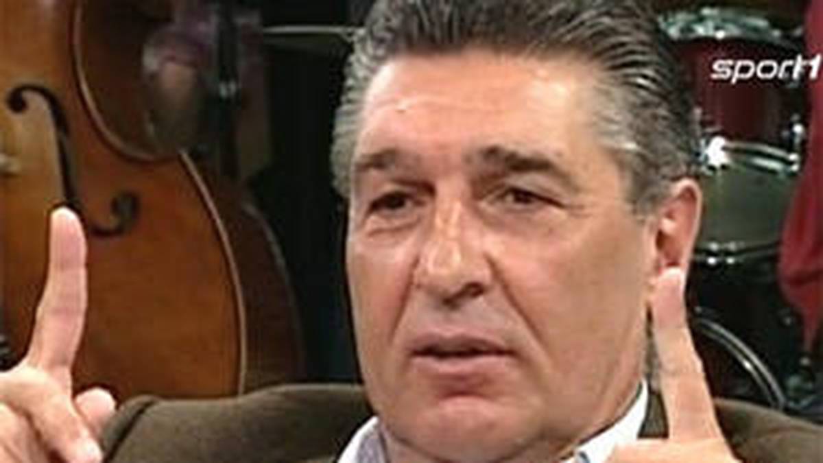 Rudi Assauer zum Journalisten Heiko Buschmann: "Wenn Sie auf allen Pressekonferenzen zugehört hätten - ab und zu tun Sie das ja -, und wenn Sie die Haare kürzer schneiden, dann sind die Ohren auch freier: Wir haben immer gesagt, aus der Anleihe wird nicht ein Euro in einen Spieler investiert. Und dabei bleibt es. Und das haben wir bis heute nicht getan."