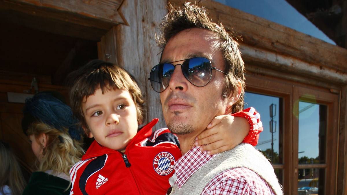 Am sogenannten "Italiener-Wochenende" stürmen seine Landsleute nur so die Münchern Innenstadt. Der damalige Neuzugang Massimo Oddo wählt dagegen die ruhigere Variante mit der Mannschaft