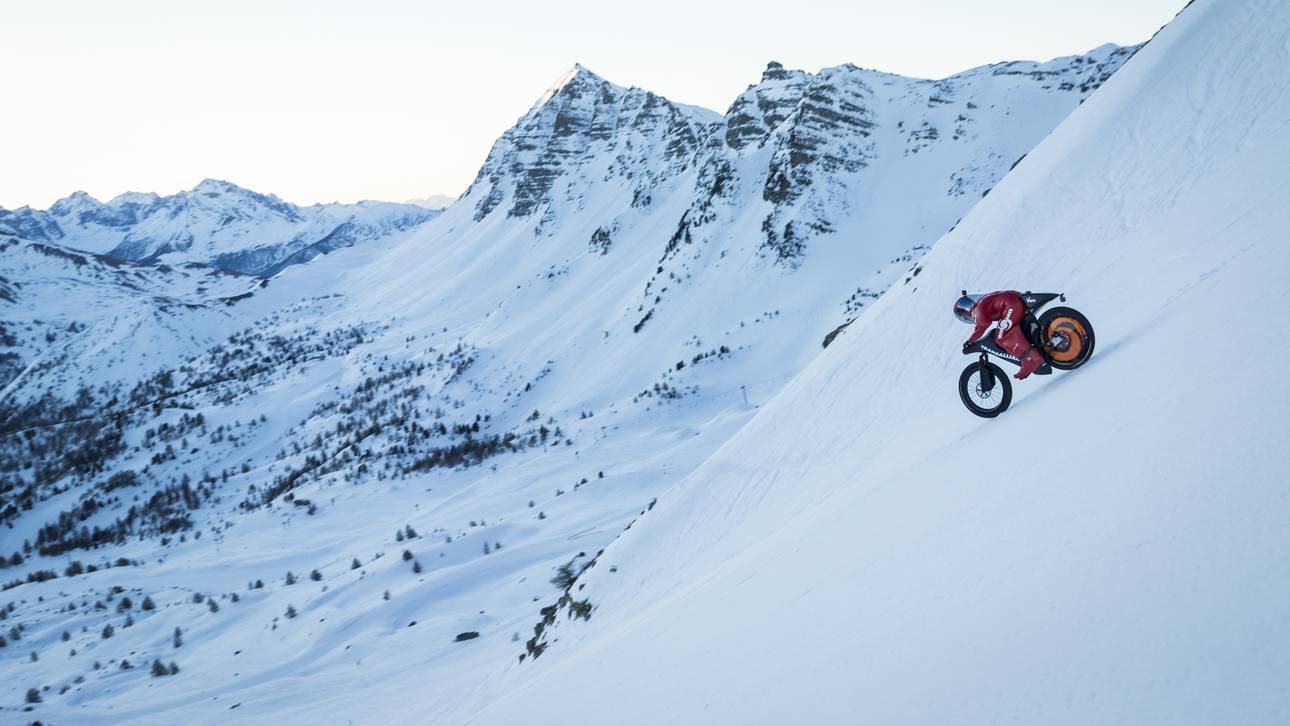 227 km/h! Mit Fahrrad auf Skipiste