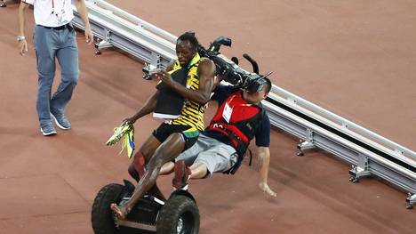 Usain Bolt wird von einem Segway erwischt
