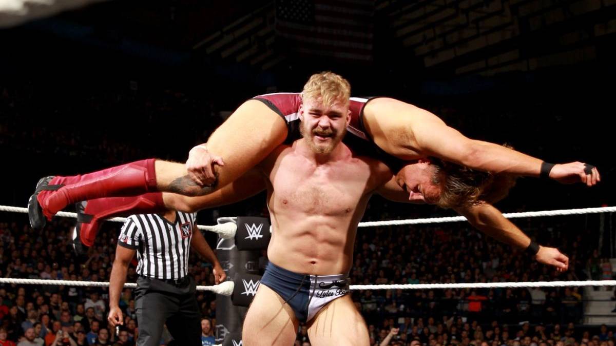 Tyler Bate verpasst Pete Dunne bei WWE NXT einen Airplane Spin