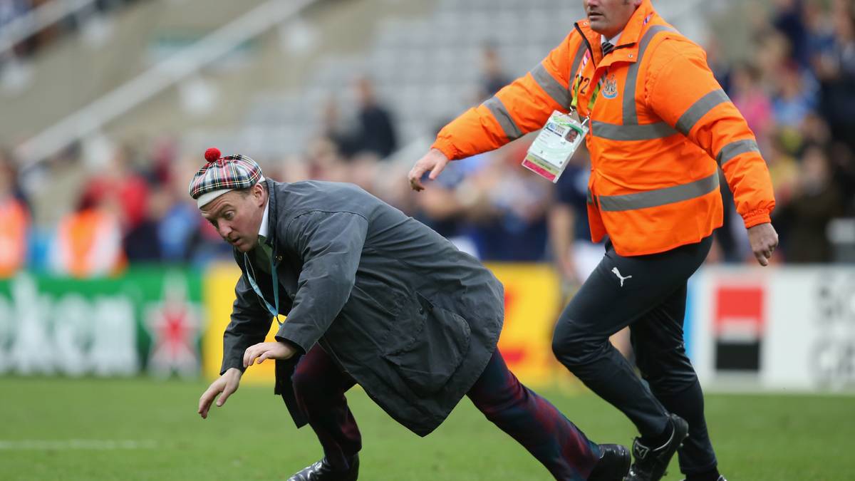Doch einzig ein schottischer Fan, der unerlaubterweise das Feld stürmt, gerät ins Straucheln