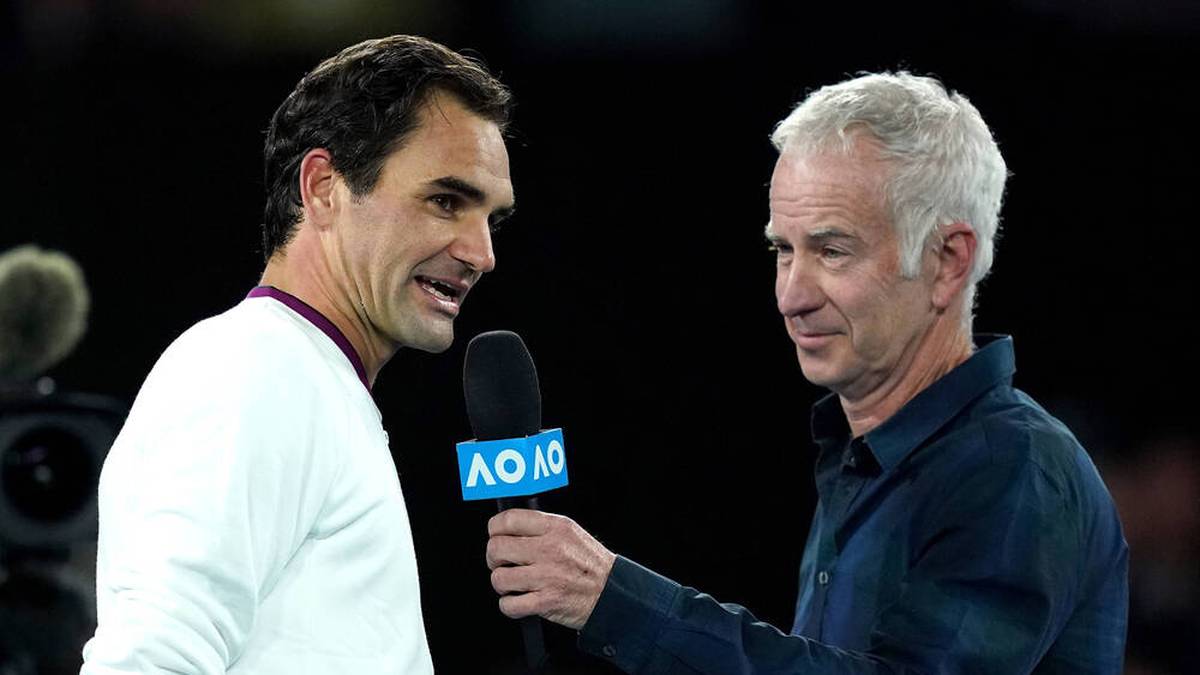 Roger Federer und John McEnroe sind zwei Legenden im Tennis-Sport.