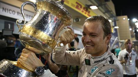 Nico Rosberg feiert seinen Sieg beim Wüstenrennen in Bahrain