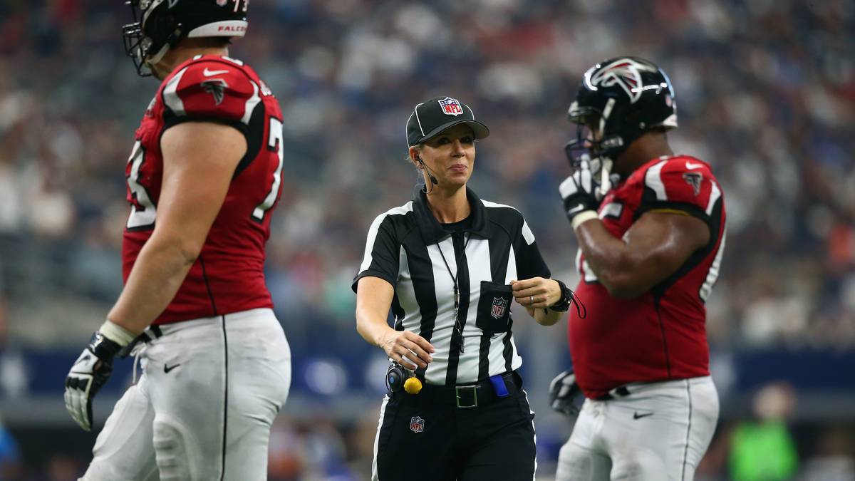 Sarah Thomas hat ebenfalls alles im Griff. Die einzige weibliche Schiedsrichterin in der NFL liefert einen souveränen Job ab 