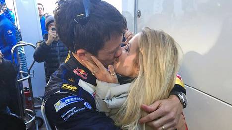 Sebastien Ogier küsst Andrea Kaiser nach seinem Sieg bei der Rallye in Monte Carlo