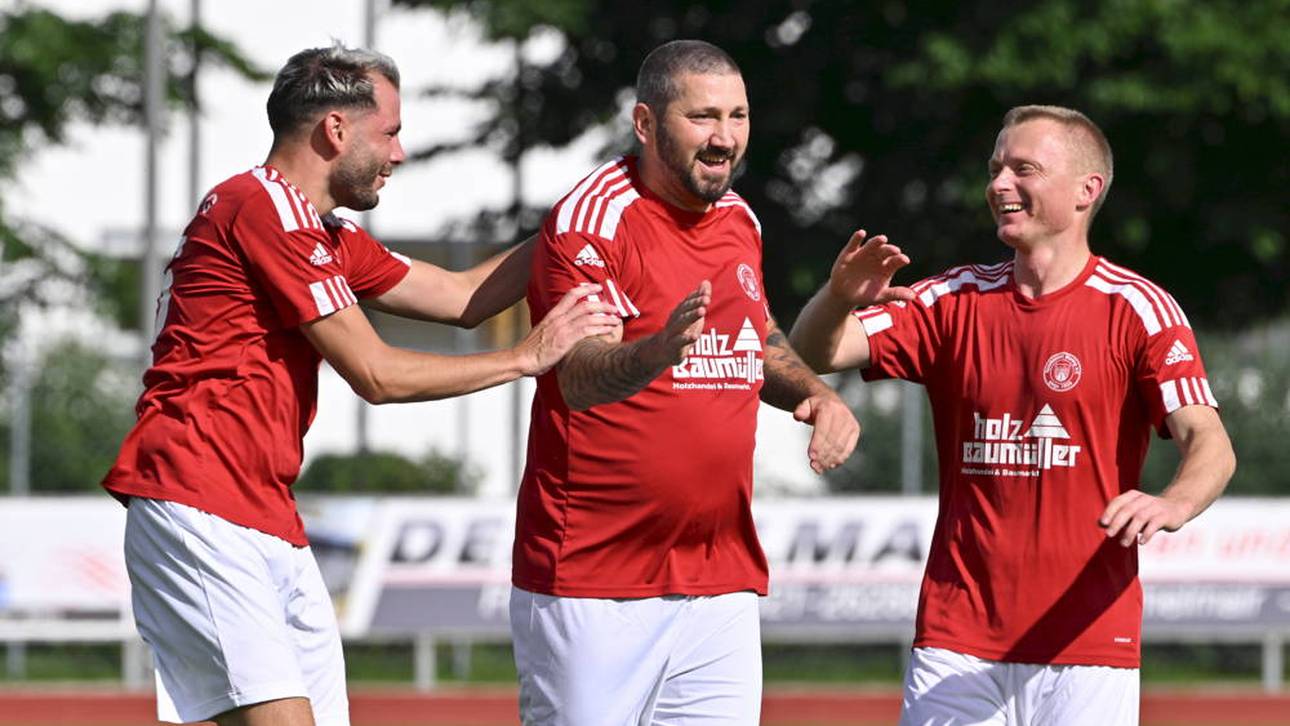 Sascha Mölders (m.) gelang in der Kreisliga ein Viererpack - in 15 Minuten