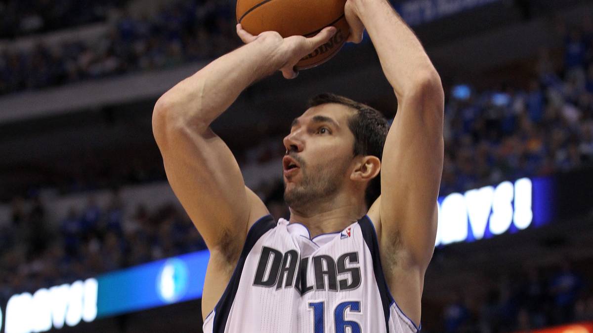 PLATZ 9 - PEJA STOJAKOVIC: Der gebürtige Serbe wurde im Draft 1996 an 14. Stelle von den Sacramento Kings ausgewählt, wechselte aber erst 1998 von PAOK Thessaloniki in die NBA. Mit seinen 1760 Dreier landet er auf Rang 18 der ewigen Bestenliste. 2011 feierte er in seinem letzten Karrierejahr mit Dirk Nowitzki und den Dallas Mavericks den Titel