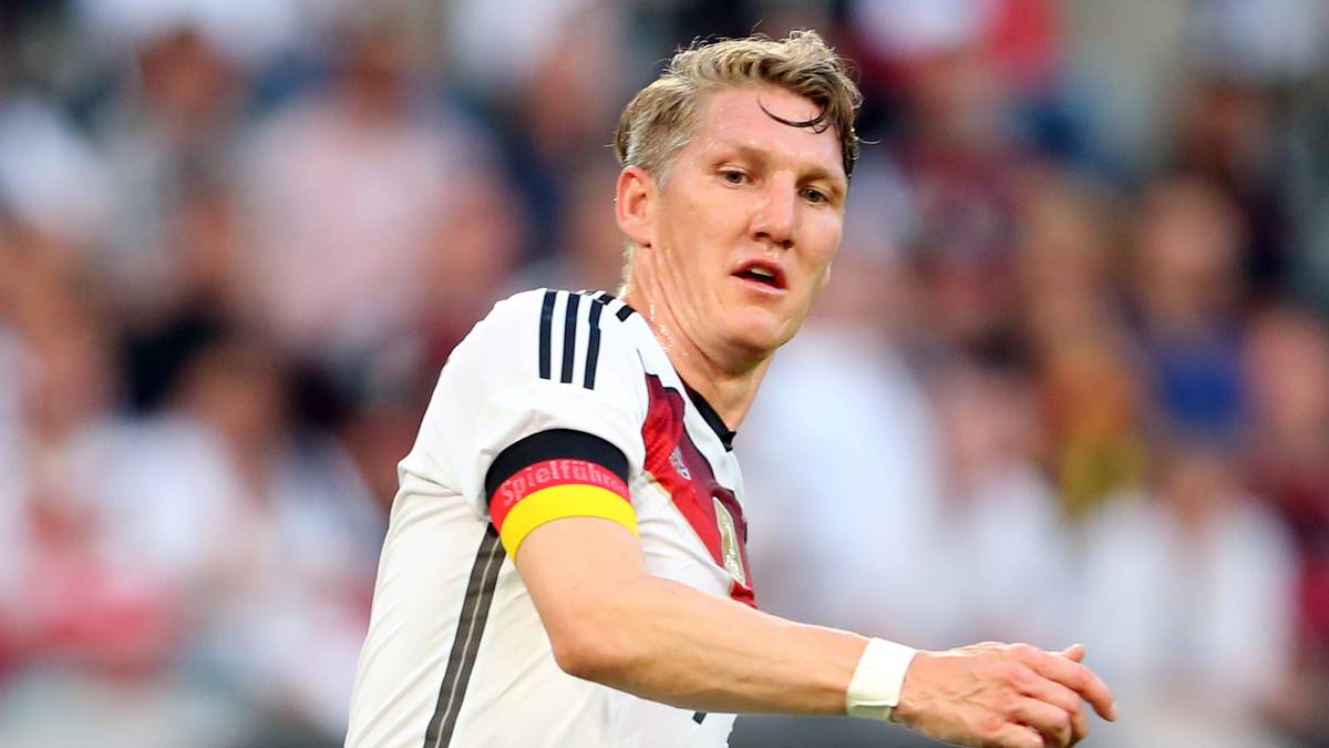 In der Nationalelf wird Schweinsteiger nach dem Rücktritt von Philipp Lahm zum Kapitän. Das Team arbeitet auf die EM 2016 hin - der Titel fehlt Schweinsteiger noch in seiner Sammlung