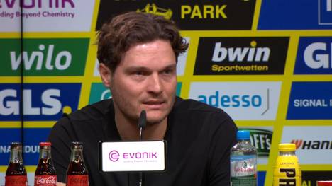 Karim Adeyemi fällt nach einem Kontakt mit Maximilian Mittelstädt und bekommt trotzdem keinen Elfmeter zugesprochen. Auf der Pressekonferenz beschwert sich sein Trainer Edin Terzic - und schimpft ihn doch wegen der Theatralik. 