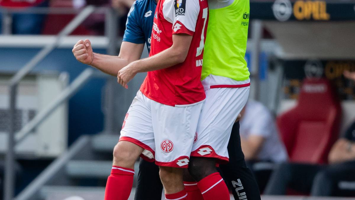 Hier feiert Schwarz das zweite Tor der Mainzer mit seinem Spieler Daniel Brosinski. Der Deckel ist drauf, Leipzig hat nicht mehr viel entgegen zu setzen. Die Mainzer Party kann beginnen