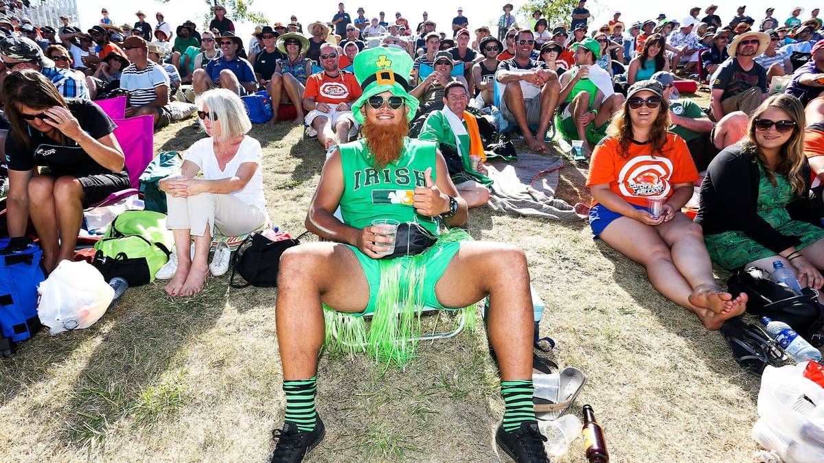 Auch vor dem Stadion setzt er sich gekonnt in Szene