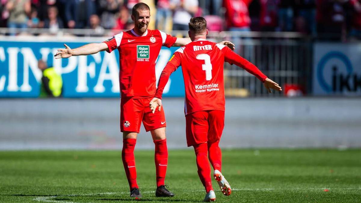 Alexander Winkler und Marlon Ritter feiern den FCK-Sieg im Saarpfalz-Derby gegen den 1. FC Saarbrücken. 