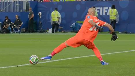 Was ist denn hier los? Beim Spiel Frankreich gegen Irak unterläuft dem Underdog ein folgenschwerer Bock. Kylian Mbappé sagt danke und zieht mit 16 erzielten WM Toren mit Miroslav Klose gleich.