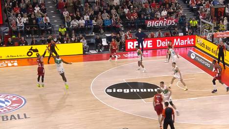 Bayern-Profi Andi Obst zaubert im Spiel gegen Zalgiris Kaunas zu Beginn mal wieder, trifft von weit draußen für Drei. Am Ende reicht es für die Münchner aber nicht zum Sieg. 