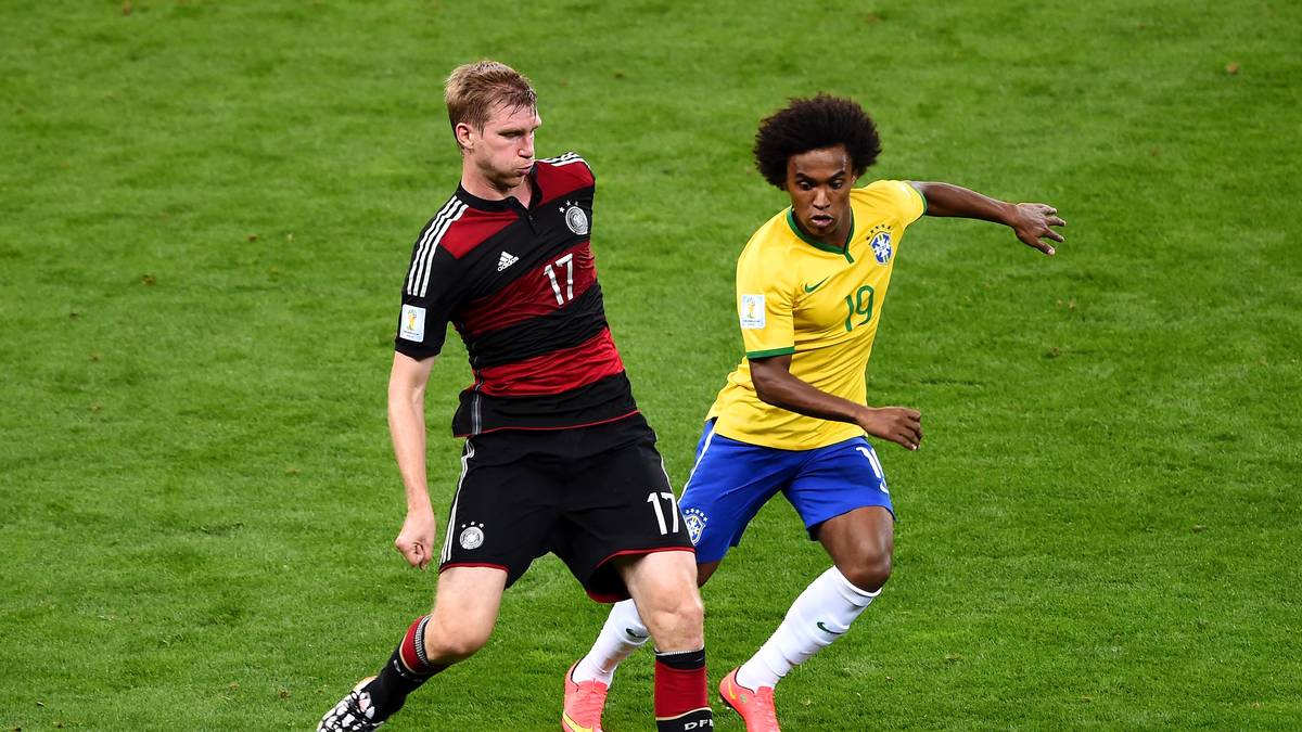 PER MERTESACKER: In der Gruppenphase gesetzt, anschließend immer weniger Einsatzzeit. Der mit der "Eistonne". Karriere-Ende 2018, nach sieben Jahren beim FC Arsenal ließ der Klub seinen "Big fucking German" aber nicht gehen. Leitet mittlerweile die Nachwuchs-Akademie der Londoner und ist nebenbei Kramers kongenialer TV-Partner im ZDF.