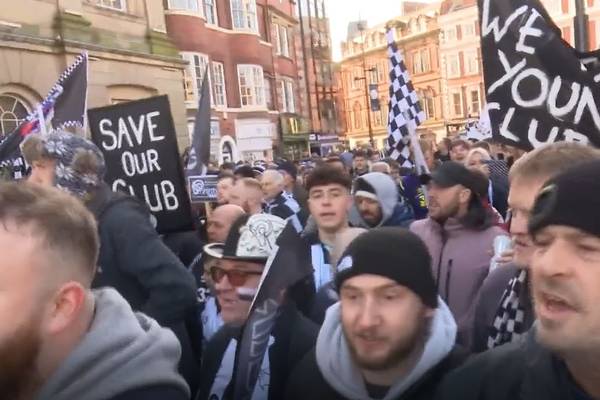 Irrer Fan-Marsch! Tausende englische Anhänger unterstützen ihren Klub